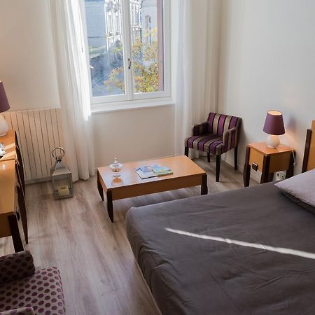Logis Hotel Saint-Roch Pleumartin Bagian luar foto
