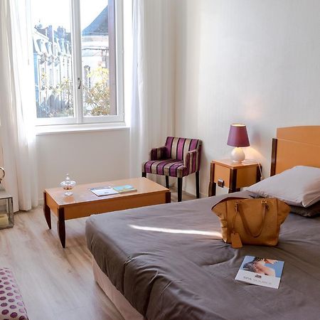 Logis Hotel Saint-Roch Pleumartin Bagian luar foto