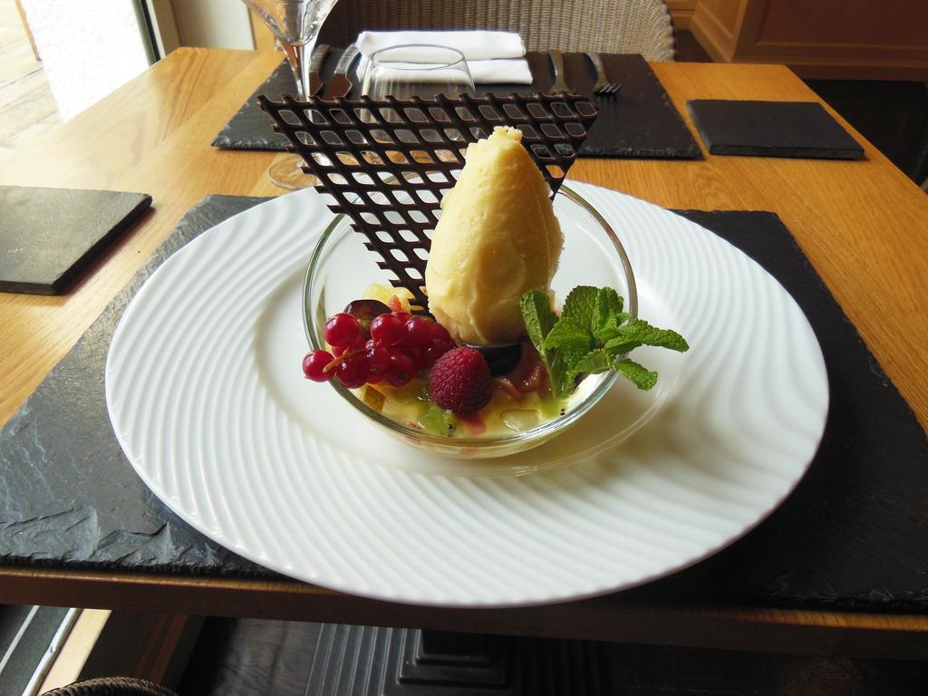 Logis Hotel Saint-Roch Pleumartin Bagian luar foto