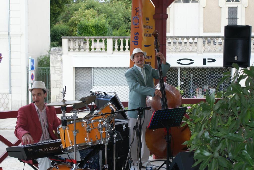 Logis Hotel Saint-Roch Pleumartin Bagian luar foto