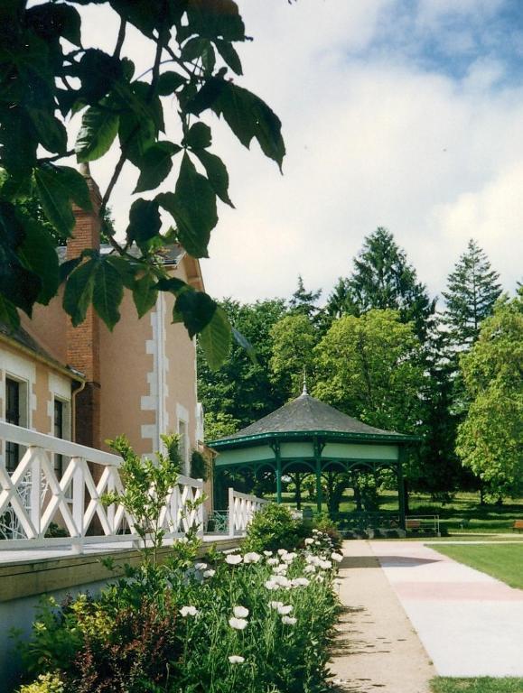 Logis Hotel Saint-Roch Pleumartin Bagian luar foto