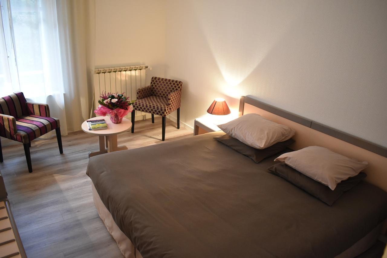 Logis Hotel Saint-Roch Pleumartin Bagian luar foto