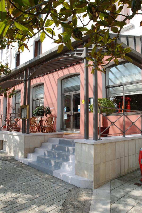 Logis Hotel Saint-Roch Pleumartin Bagian luar foto