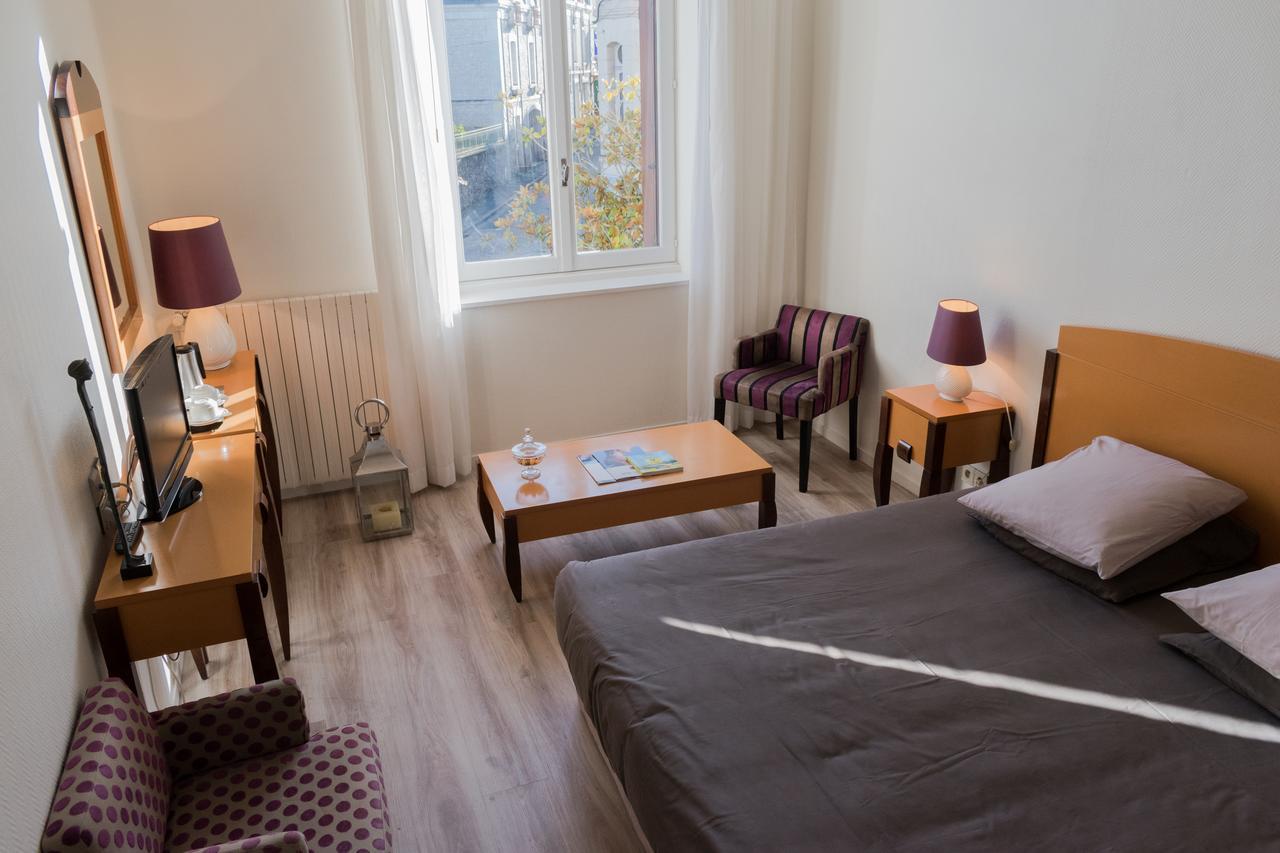 Logis Hotel Saint-Roch Pleumartin Bagian luar foto