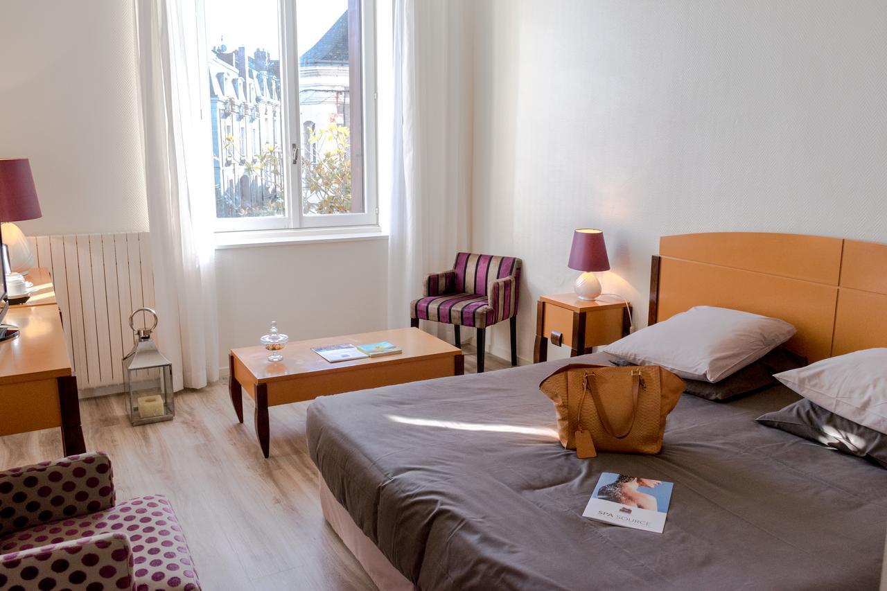 Logis Hotel Saint-Roch Pleumartin Bagian luar foto