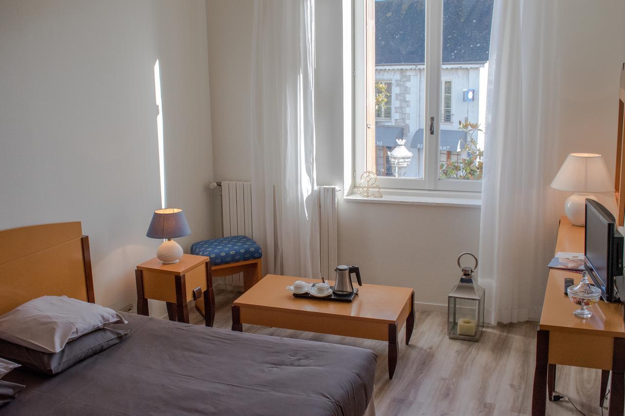 Logis Hotel Saint-Roch Pleumartin Bagian luar foto