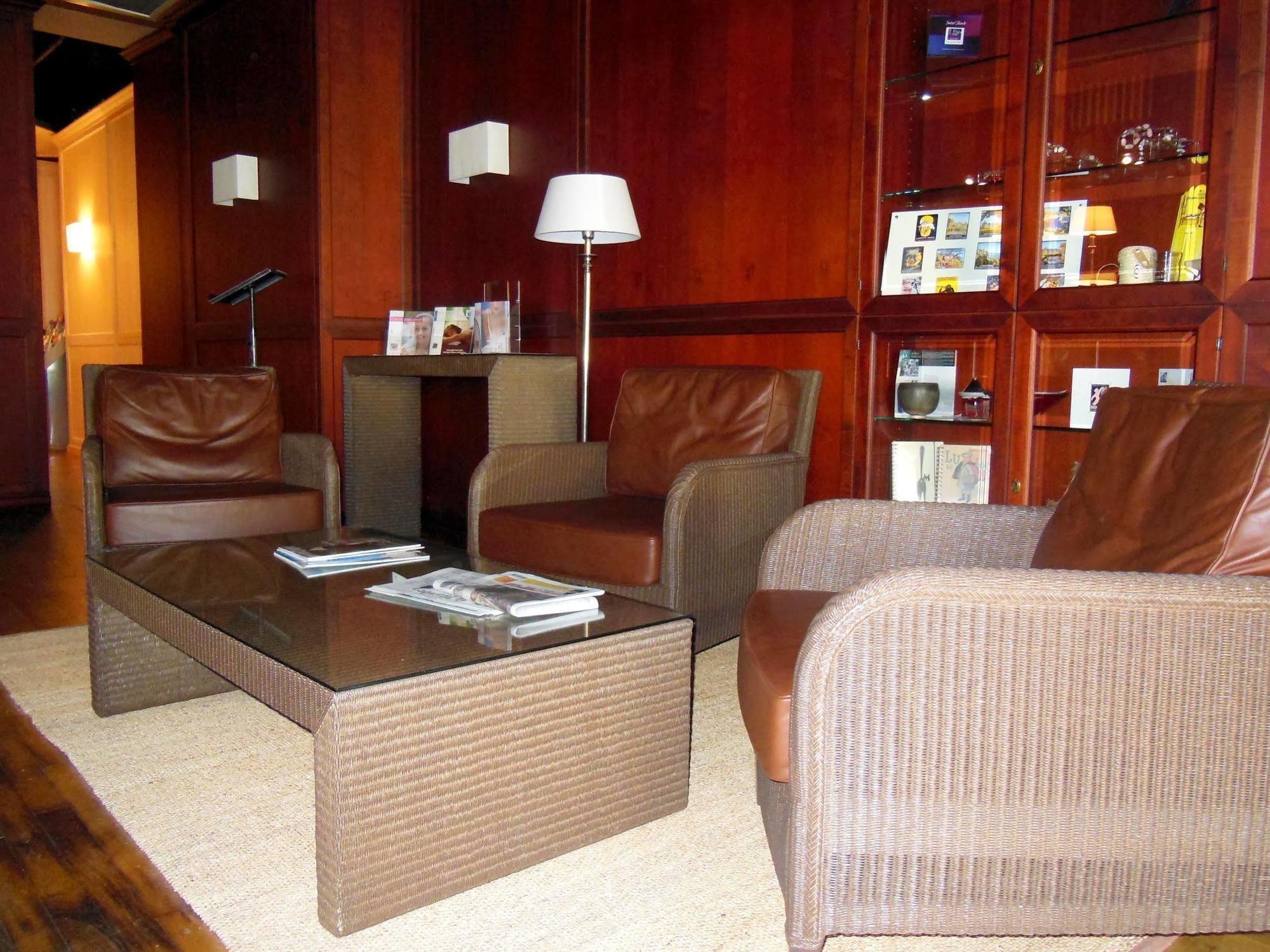 Logis Hotel Saint-Roch Pleumartin Bagian luar foto