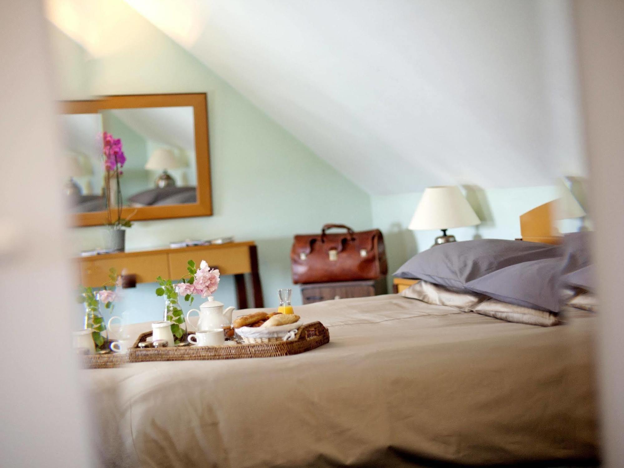 Logis Hotel Saint-Roch Pleumartin Bagian luar foto