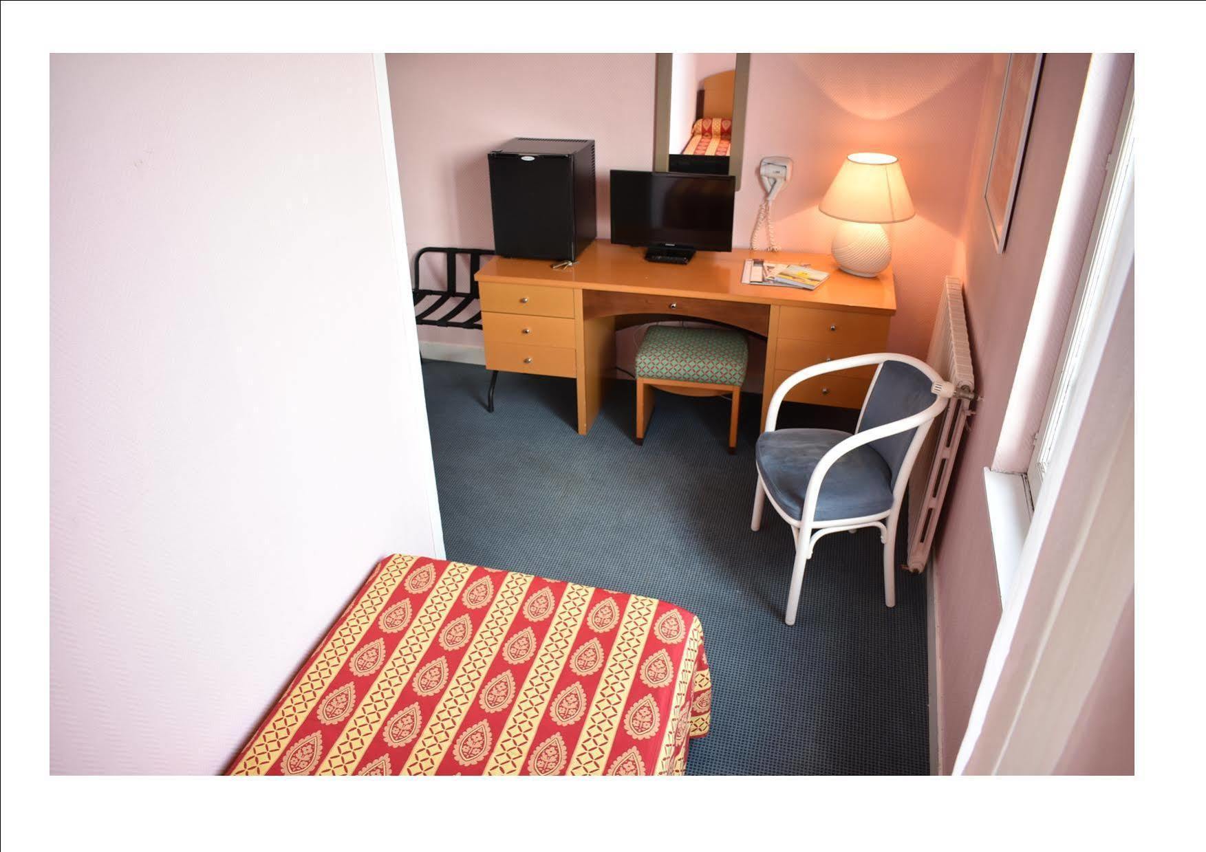 Logis Hotel Saint-Roch Pleumartin Bagian luar foto