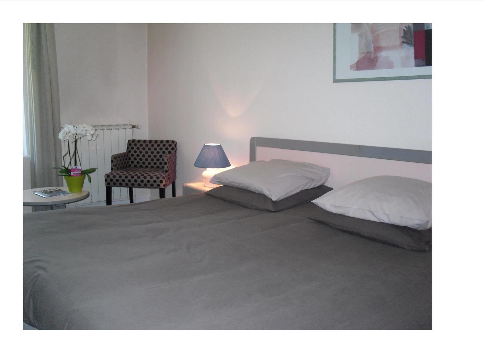 Logis Hotel Saint-Roch Pleumartin Bagian luar foto
