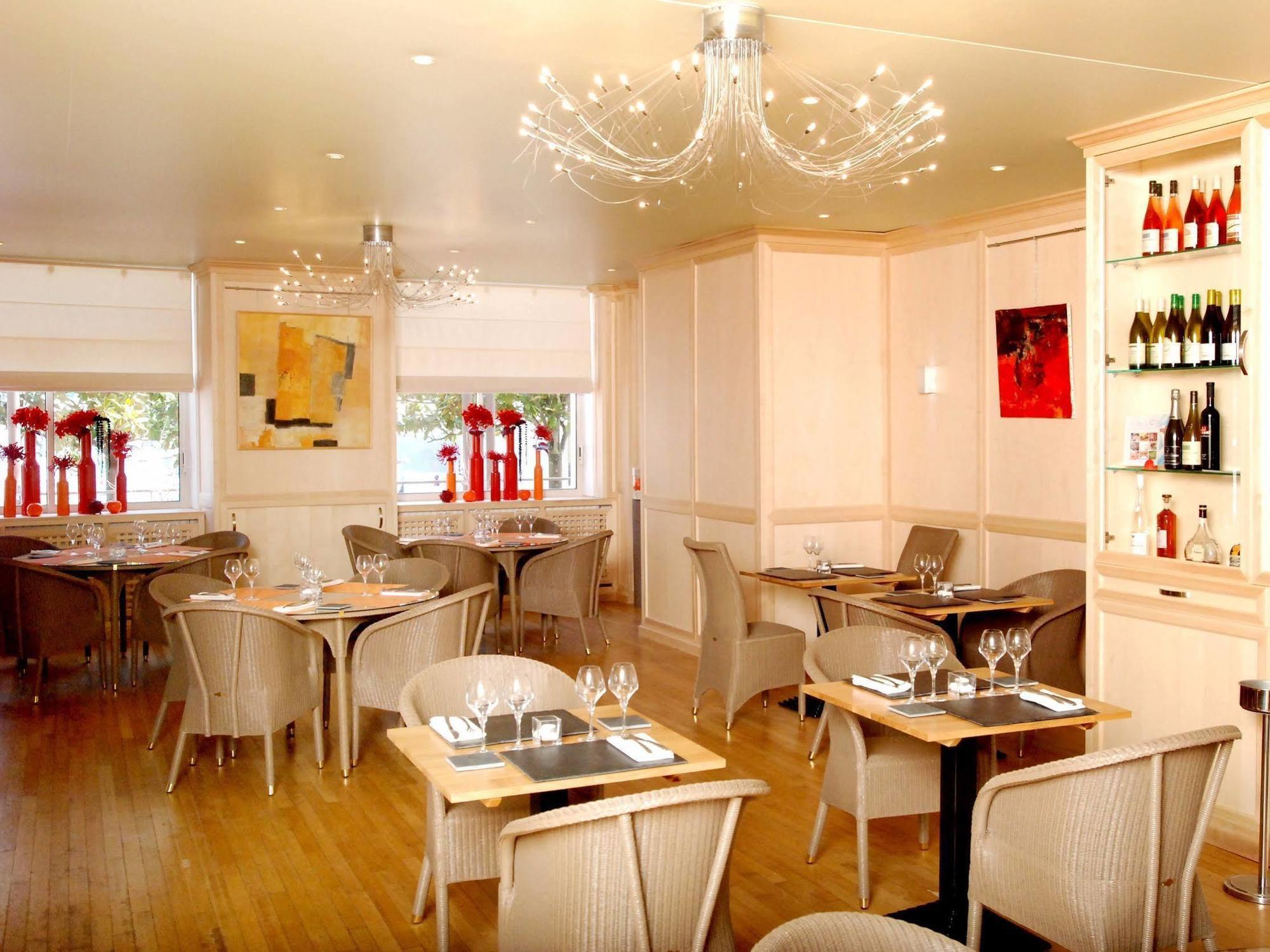 Logis Hotel Saint-Roch Pleumartin Bagian luar foto