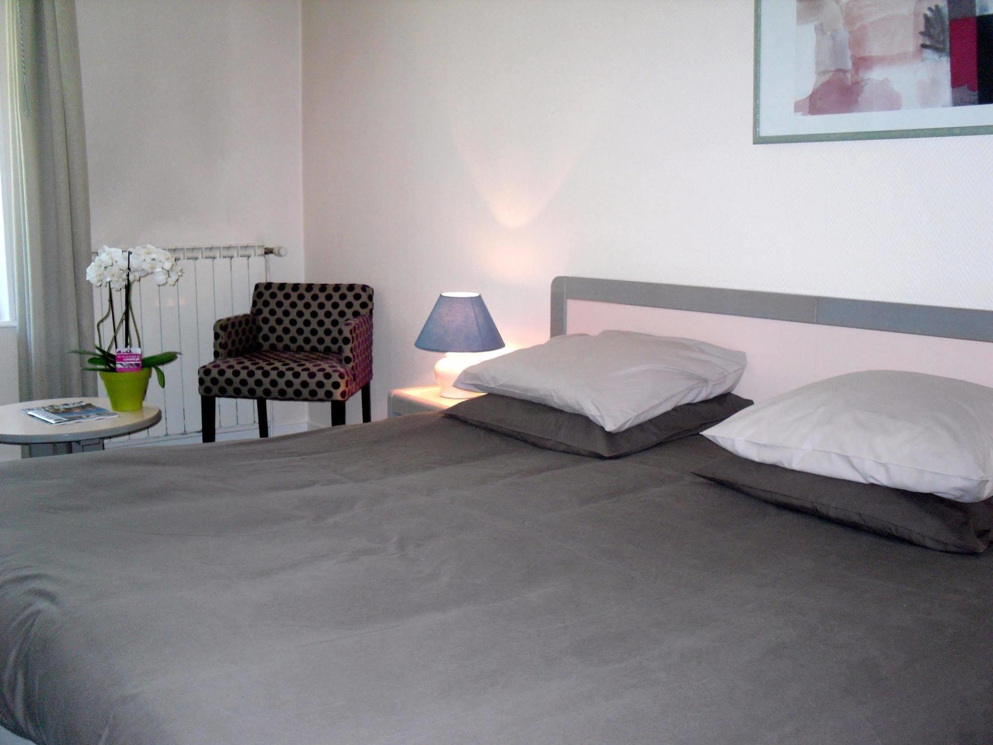 Logis Hotel Saint-Roch Pleumartin Bagian luar foto