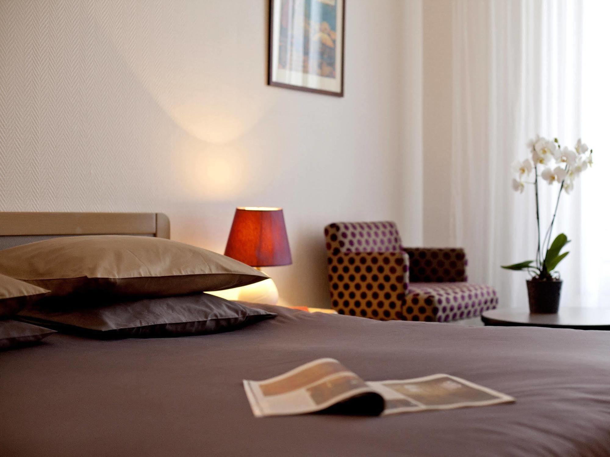 Logis Hotel Saint-Roch Pleumartin Bagian luar foto