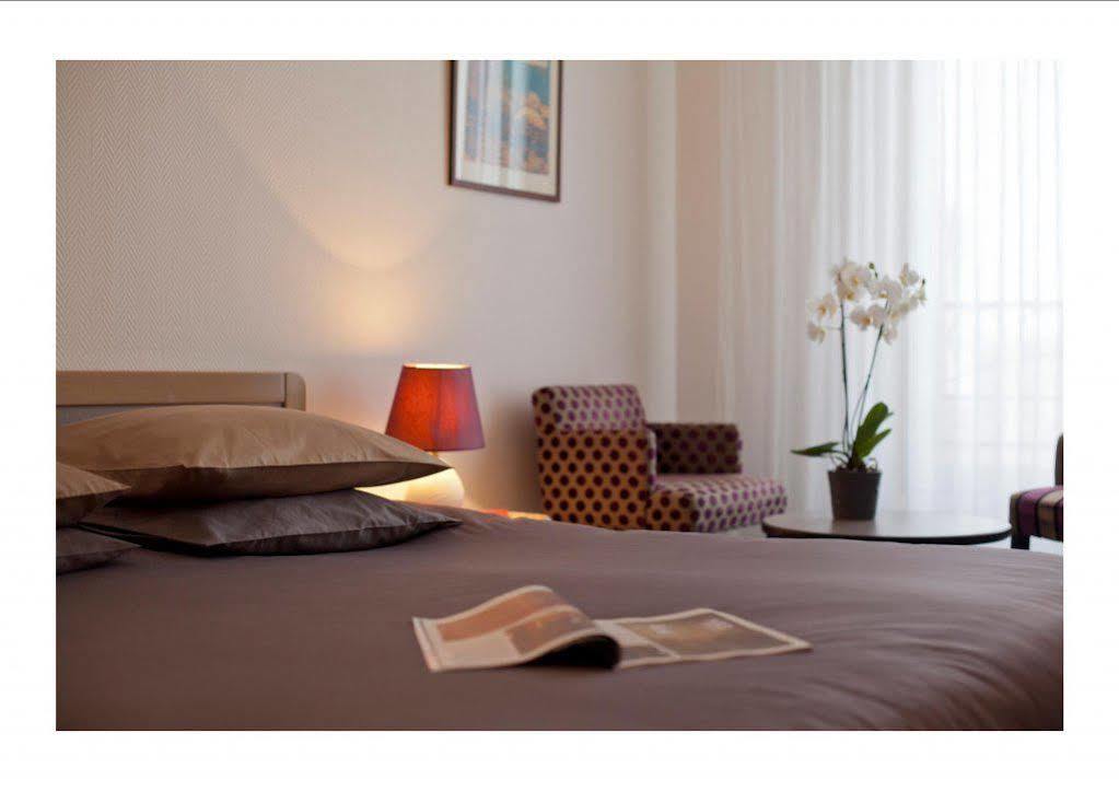 Logis Hotel Saint-Roch Pleumartin Bagian luar foto