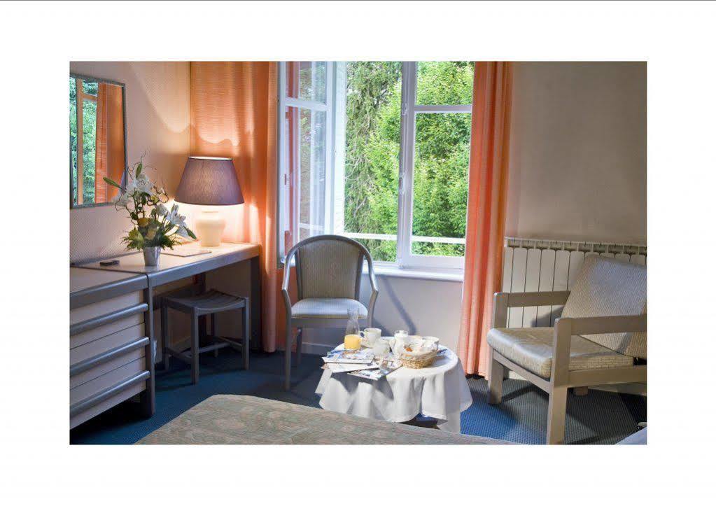 Logis Hotel Saint-Roch Pleumartin Bagian luar foto